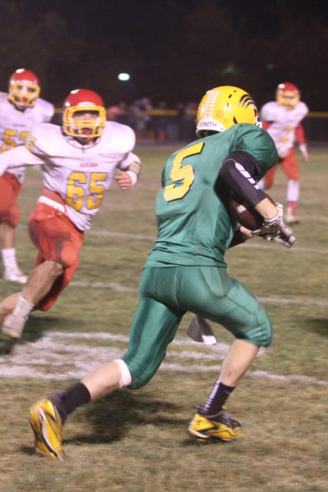 Southwestern senior Zack Seymour is focused and gaining yards for the Piasa Birds. (Photo courtesy of Leslie Manula)