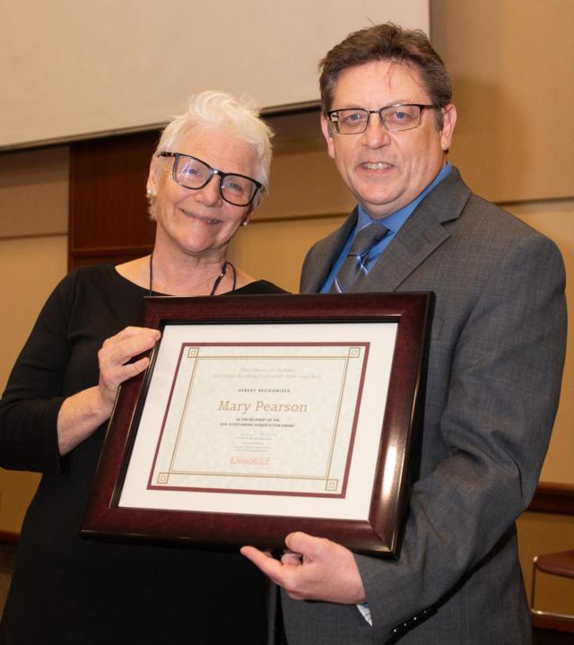 Journey School Principal Mary Pearson receives the SIUE Outstanding Dissertation Award from SIUE Graduate School Dean Jerry Weinberg.