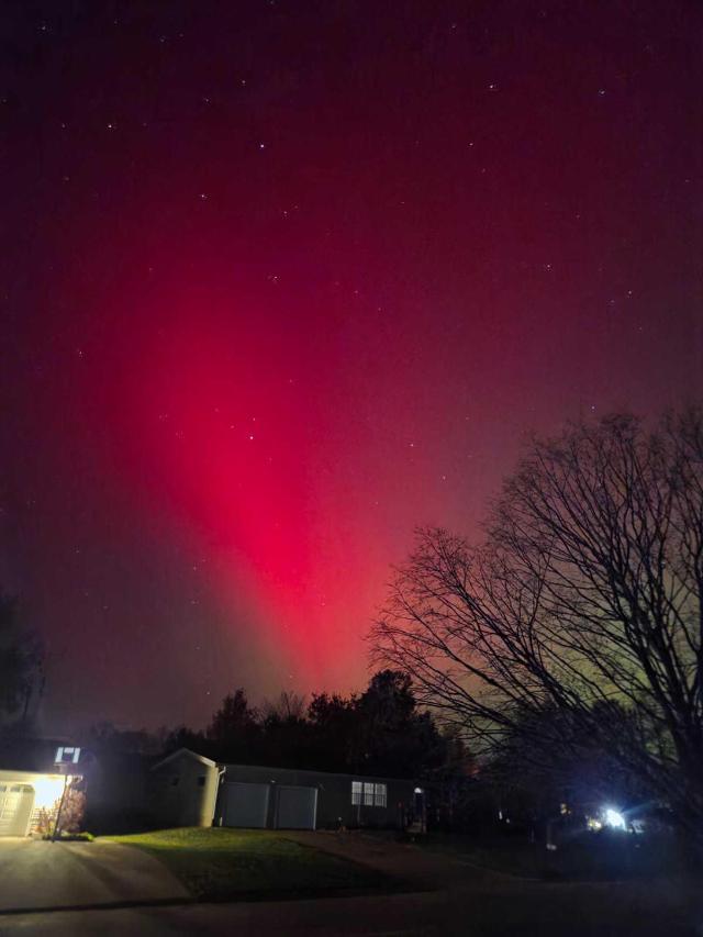 A photo Tuesday night by Drew Holland in Conway, Iowa.