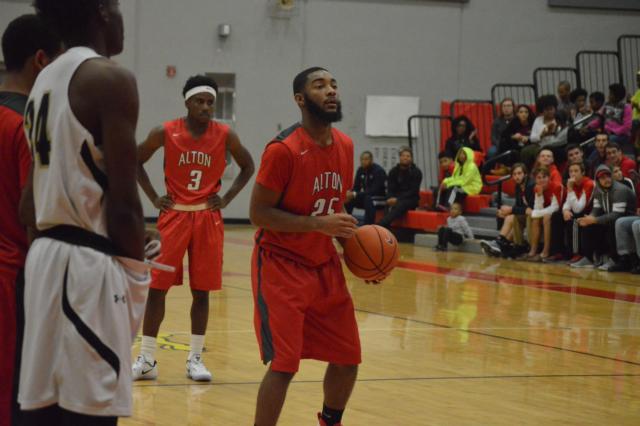 The Redbirds' Maurice Edwardsville is shown at the line on Friday night. (Photo by Brent Feeney)