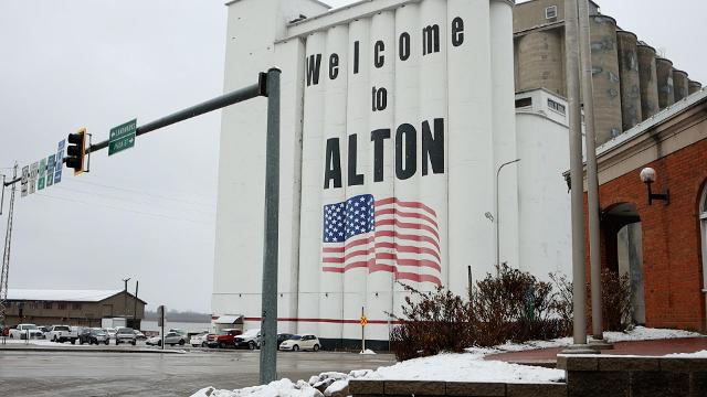 Alton Is Hit With Light Snowfall Overnight, Wood River Streets Clear