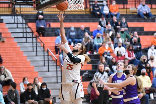 Syd Harris had 22 points to lead Edwardsville against Collinsville on Tuesday night at Edwardsville. (Photo by Dan Brannan)