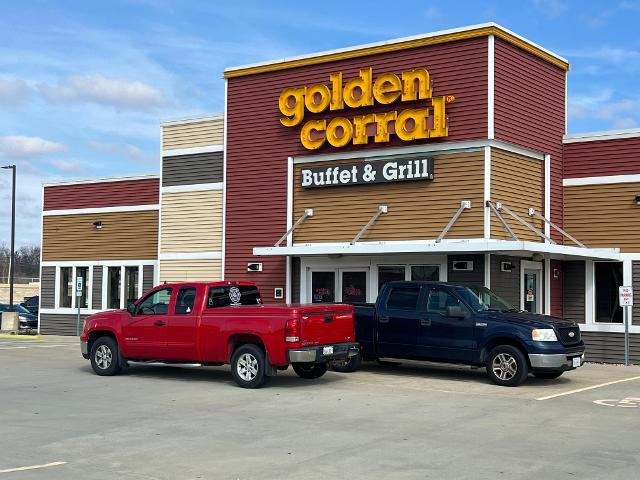 The outside of Golden Corral shows vehicles present and activity. (Photo by Brad Piros)