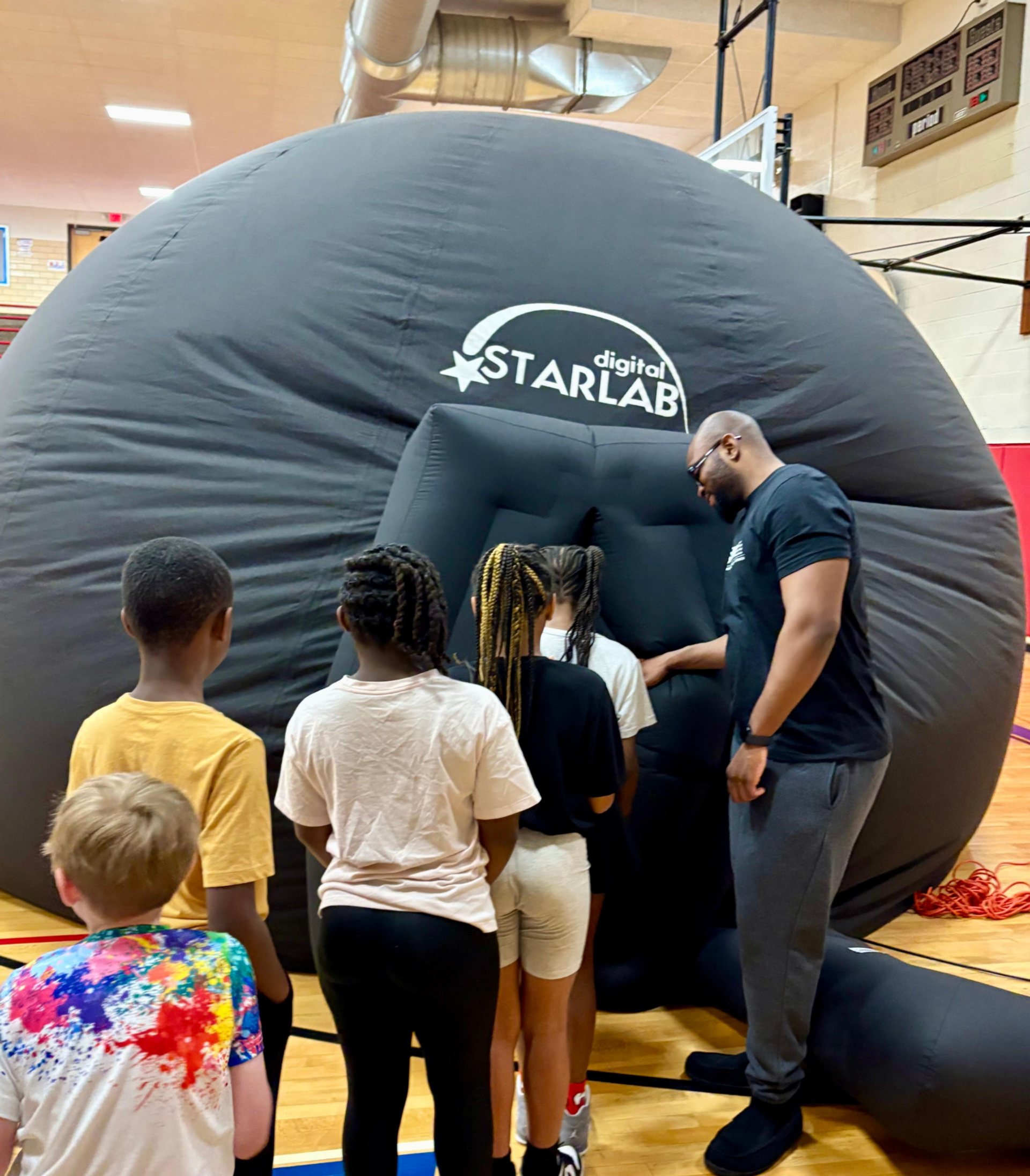 Students load into SIUE's StarLab for the presentation at East Elementary School.