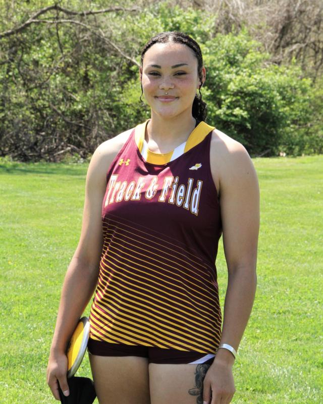 Jayden Ulrich with her discus. (Photo by Diane Cox)