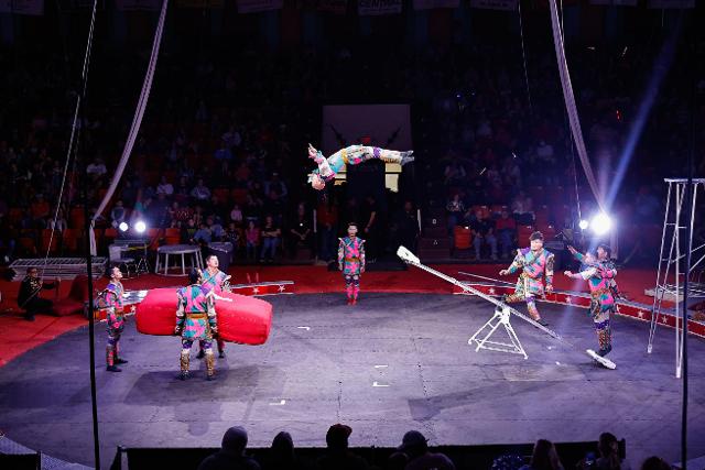 Photo courtesy of GlowCircus.com.
