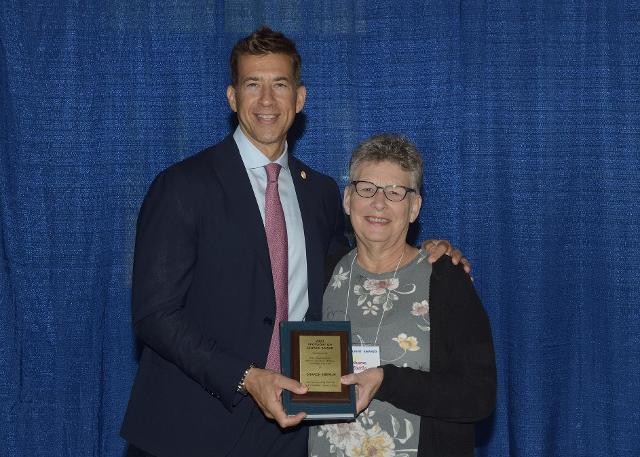 roject READ volunteer tutor Sharon Eberlin was presented with a 2023 Spotlight on Service Award by Illinois Secretary of State and State Librarian Alexi Giannoulias on May 10 at the Illinois State Library.