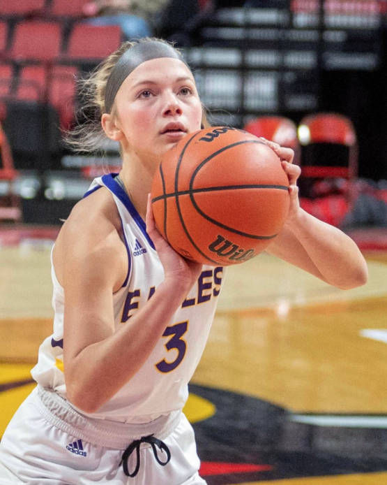 Kelbie Zupan at the free-throw line. (Photo by Dan Cruz)