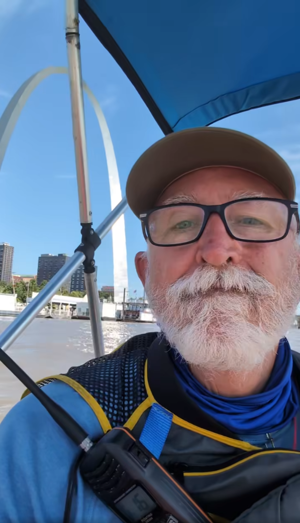 Robert Youens sails near the Gateway Arch in St. Louis during his Great Loop solo speed record attempt (via Robert Youens on Facebook).