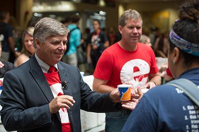 SIUE Chancellor Dr. Randy Pembrook and Edwardsville Mayor Hal Patton hand out ice cream during Welcome Week.