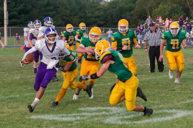 Southwestern close in on Nokomis on Friday night. (Photo by Michael R. Weaver)