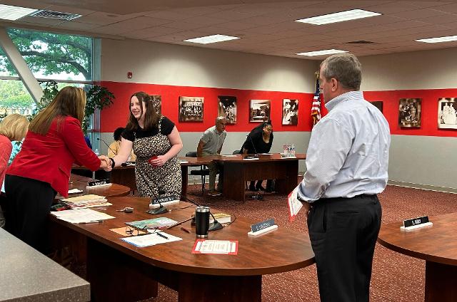 Thea Niemeyer shakes Superintendent Dr. Kristie Baumgartner's hand.